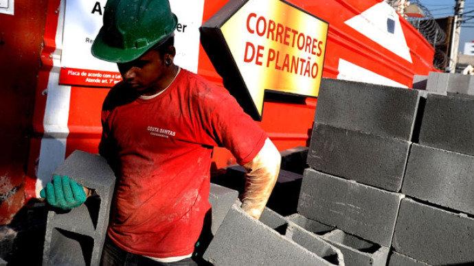 Volume de serviços cai 4% em fevereiro sobre 2015, diz IBGE