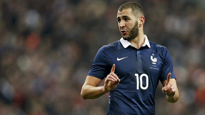 Investigado por chantagem, Benzema anuncia que não jogará a Euro 2016