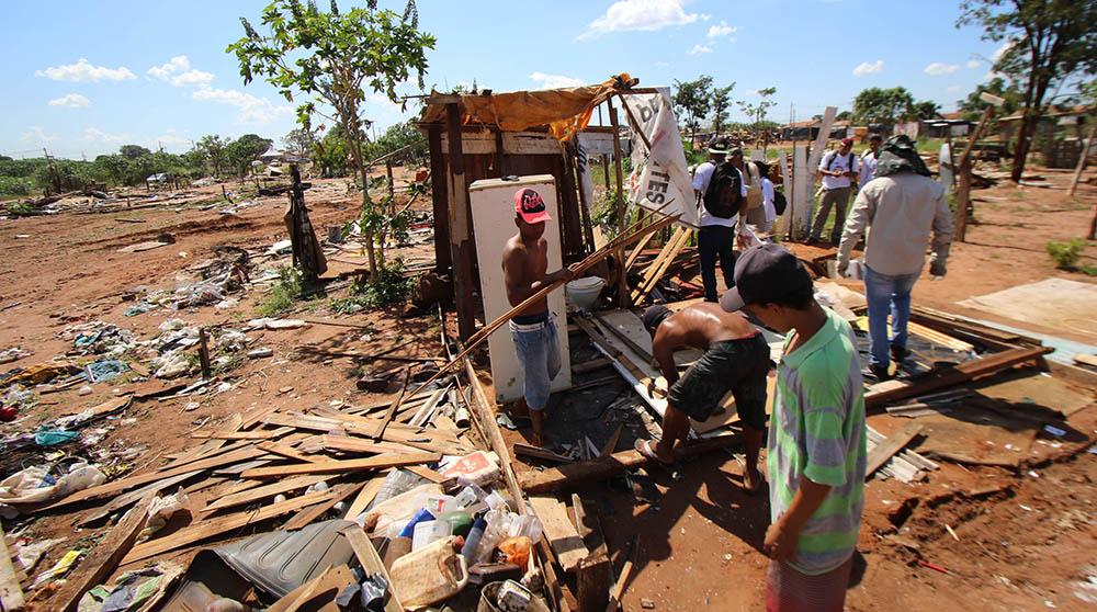 Prefeitura vai à Justiça para remover os solteiros de favela