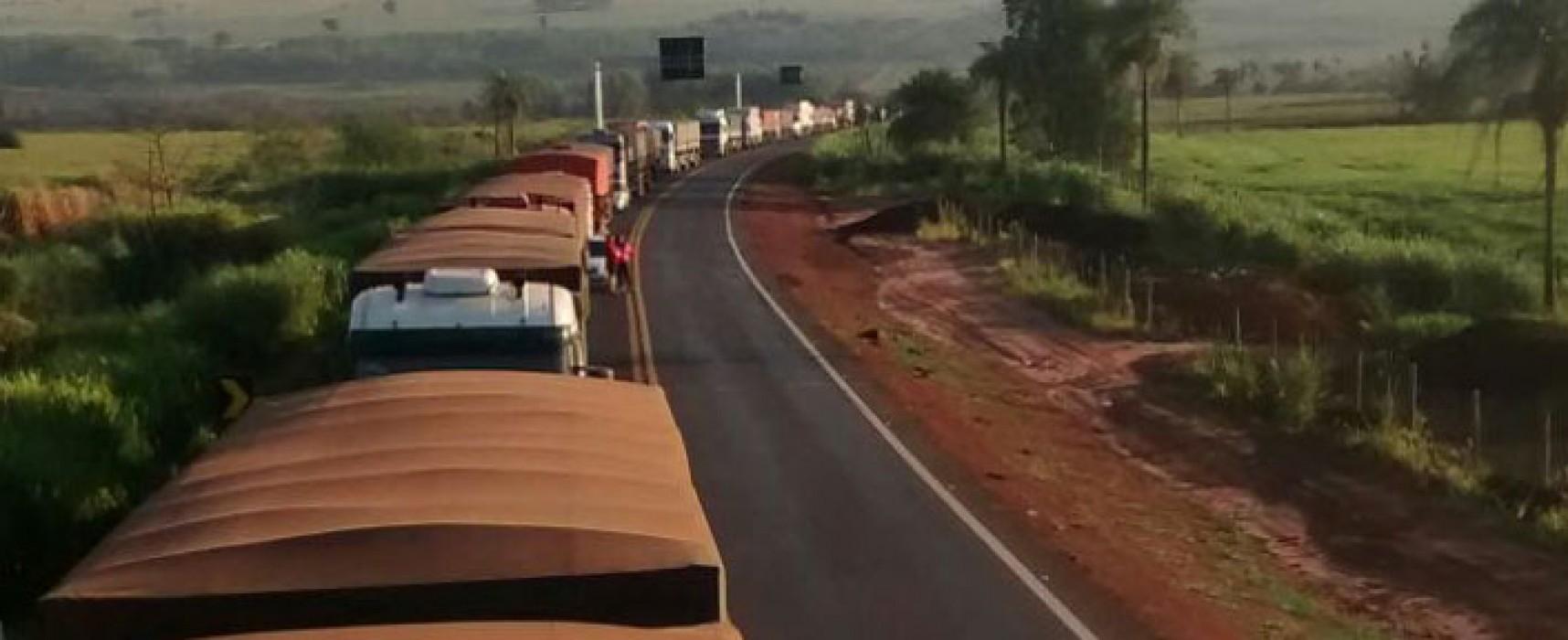Sem terra bloqueiam rodovia de MS em “solidariedade” a Dilma