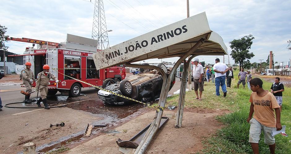 Carro em teste capota na BR-262; motorista foge