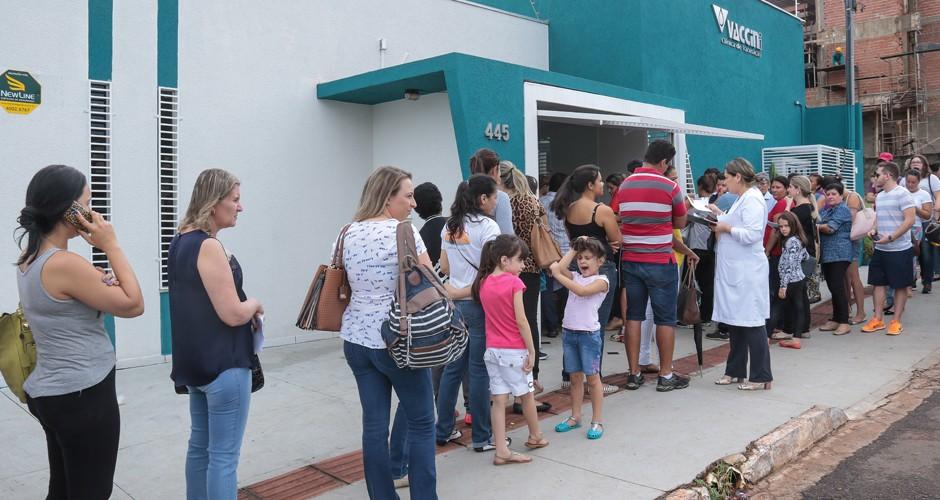 Com medo da H1n1 população lota clínica em busca de vacina