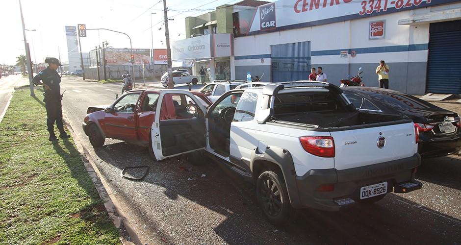 Após sair da Expogrande motorista provoca acidente