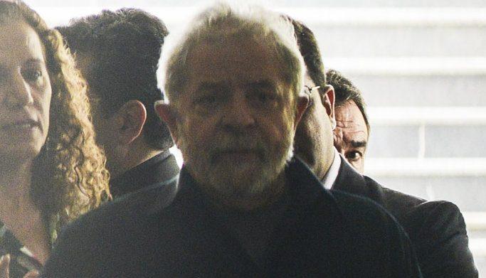 Bilhões de dólares entram e saem do país com um apertar de botão