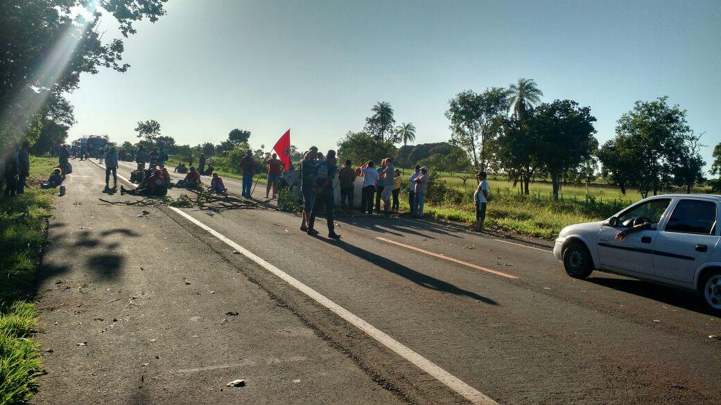 Sem-terra bloqueiam três trechos de rodovias no Estado