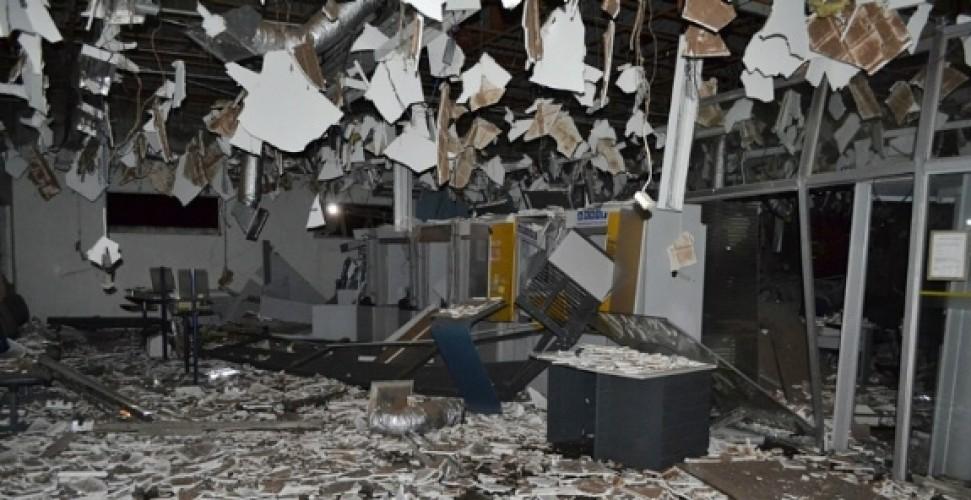 Quadrilha explode agência, faz taxistas reféns e atira em polícia