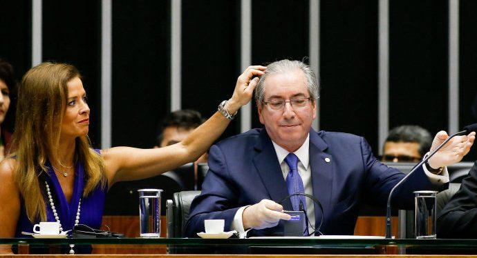 Alvo da Lava Jato, mulher de Cunha vai à Câmara por impeachment