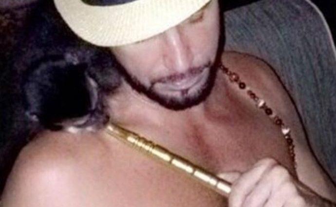 Latino é criticado por foto com macaco de estimação fumando
