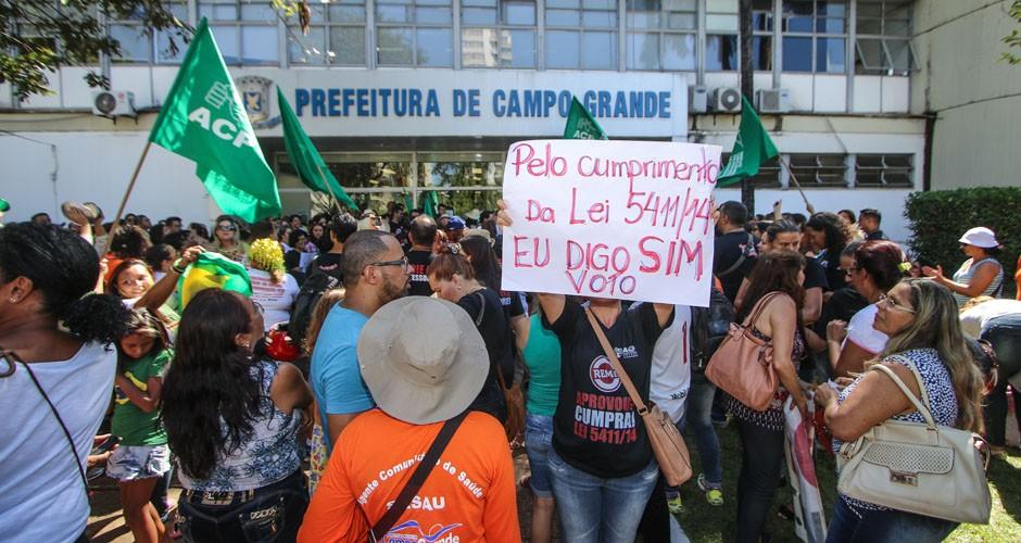 Servidores municipais ocupam prefeitura em busca de reajuste