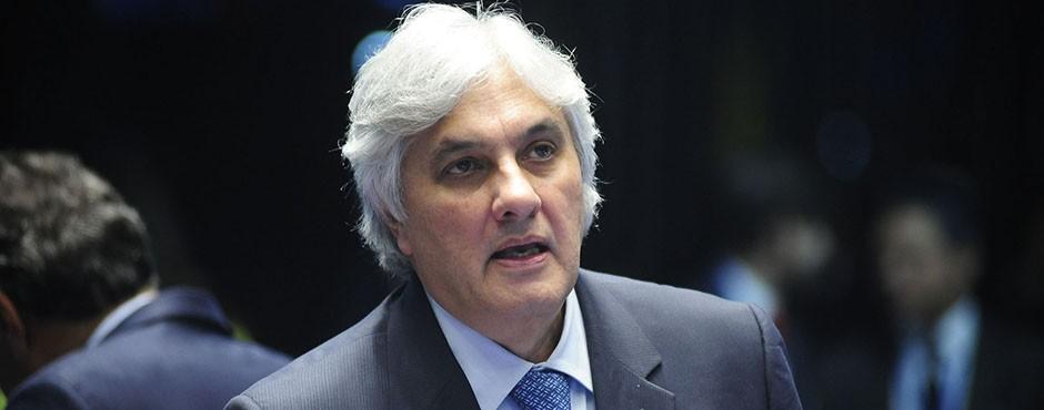 Senador Delcídio Amaral adia depoimento