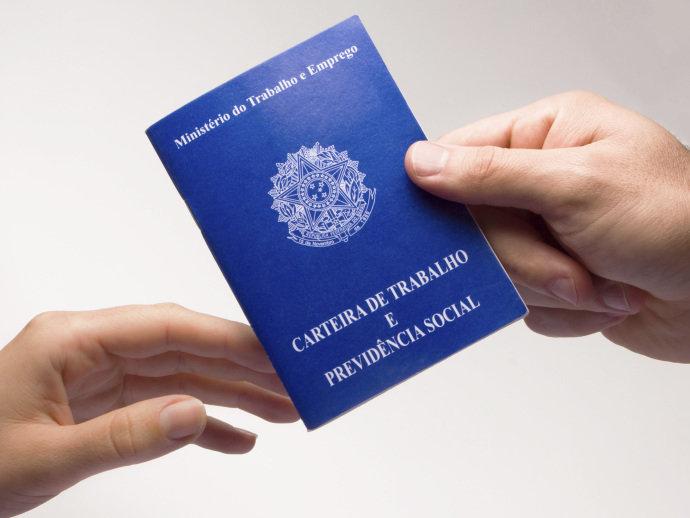 Desemprego atinge 10,2% no trimestre até fevereiro, diz IBGE