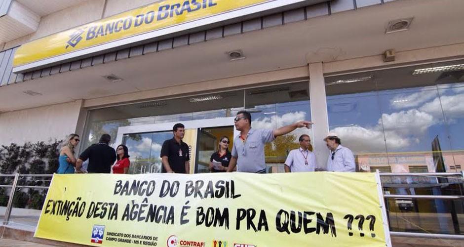 Bancários protestam contra extinção de agências