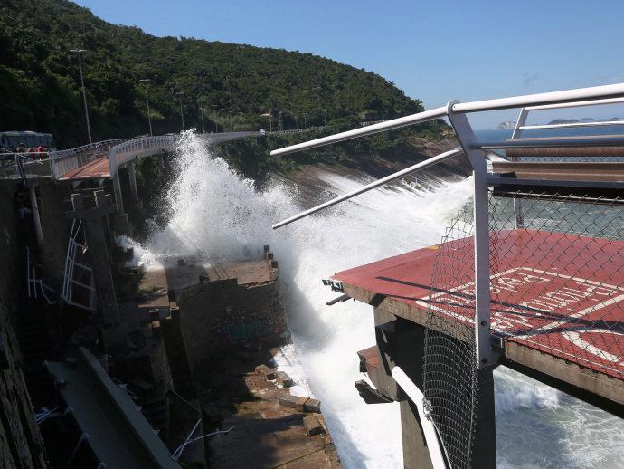 Bombeiros retomam buscas por vítimas de desabamento de ciclovia no Rio