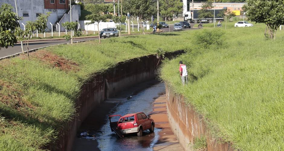 Motorista sobrevive à queda de carro em córrego