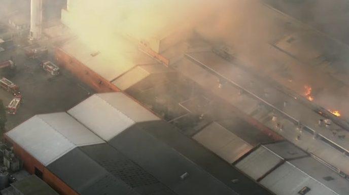 Incêndio de grandes proporções atinge fábrica de alimentos no interior de SP