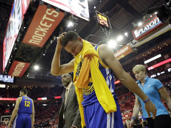 NBA: Warriors vencem, mas Curry se machuca de novo