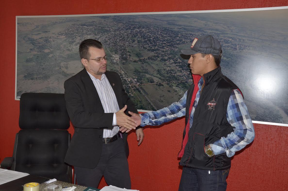 Prefeito de Jardim recebe visita de peão de rodeio da cidade