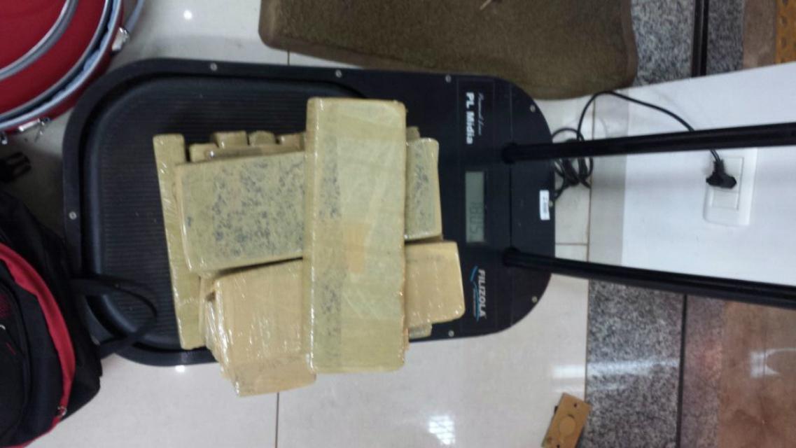 Adolescente é flagrada com 18 quilos de maconha em malas