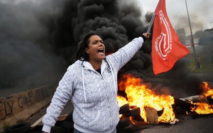 Contra impeachment, MTST bloqueia rodovias e avenidas de São Paulo