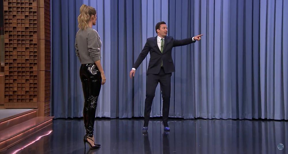 Gisele Bündchen ensina apresentador Jimmy Fallon a desfilar. Assista