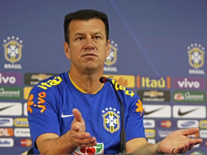 Dunga critica psicólogos na seleção e leva lição de moral de entidades