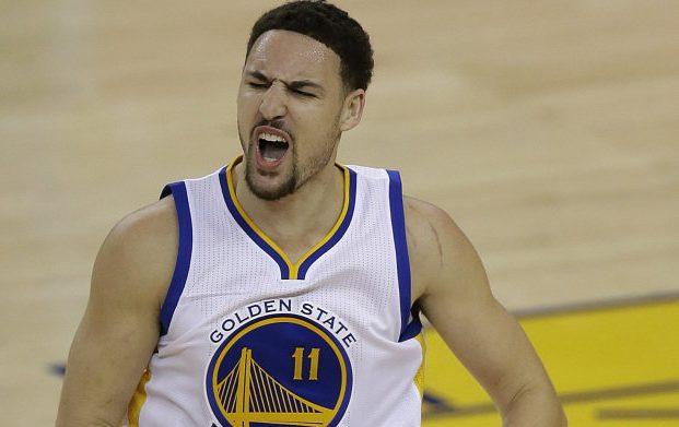 Sem Curry, Warriors vão à semifinal dos playoffs com show de Thompson