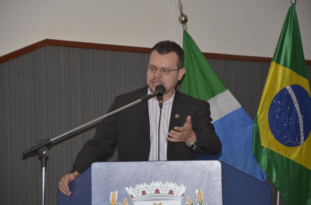 Prefeito apresenta projeto de casas populares