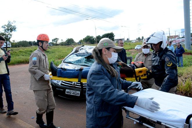 Mulher perde controle da direção, carro capota e cai em barranco
