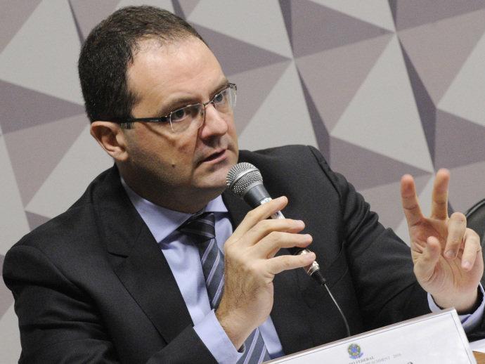 Ministro da Fazenda nega fraude fiscal do governo na comissão do impeachment