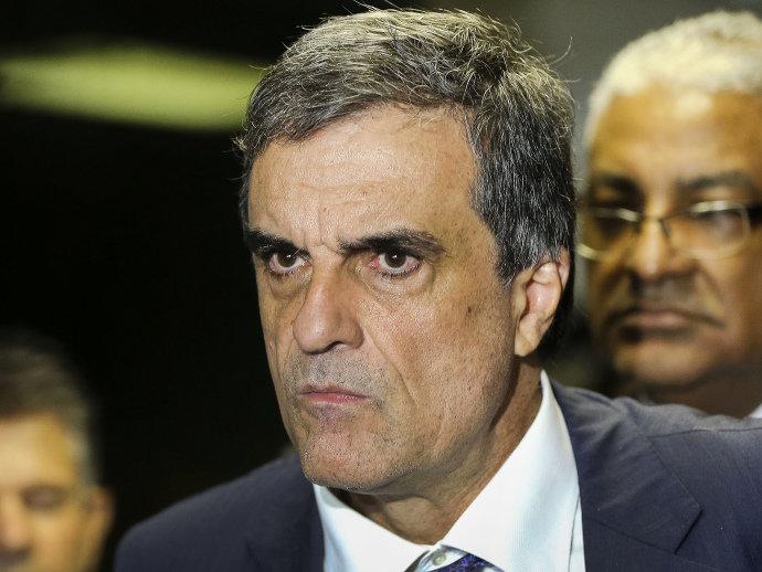 No Senado, Cardozo insiste em 'golpe' e diz que pedirá suspeição do relator