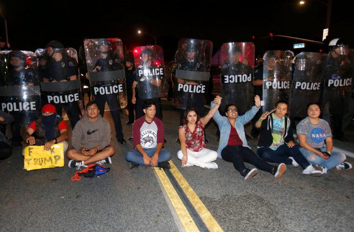 Protestos em comício de Trump terminam em confronto e prisões