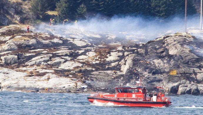 Helicóptero com 13 pessoas cai em região costeira da Noruega