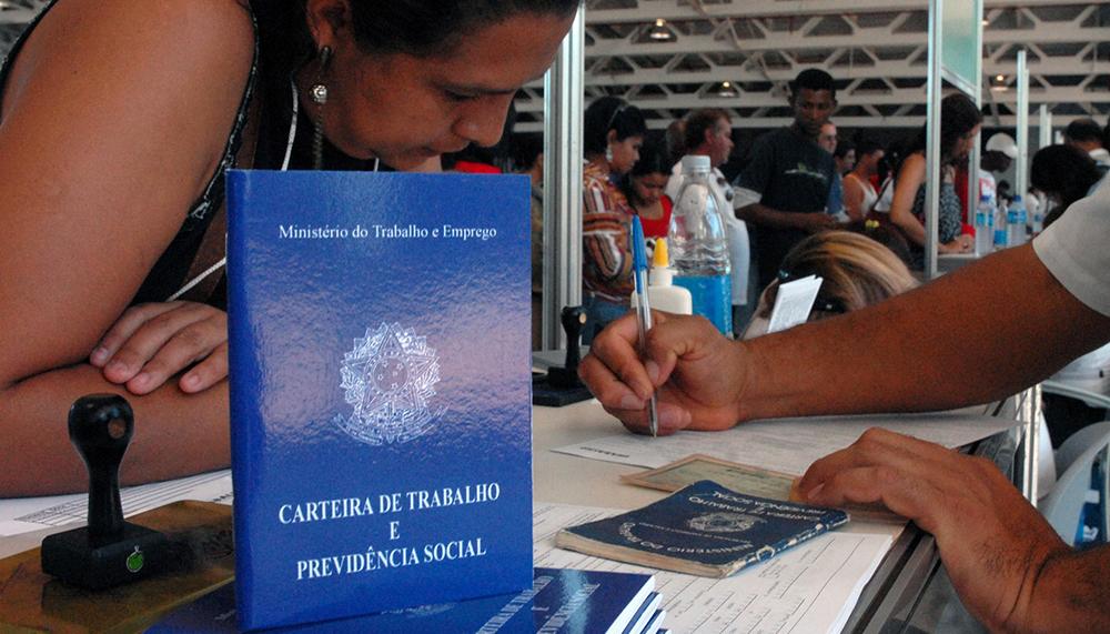 Crise e problemas internos são causas do desemprego no Brasil