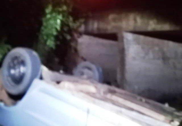 Mulher perde o controle da direção e cai no córrego em Aquidauana