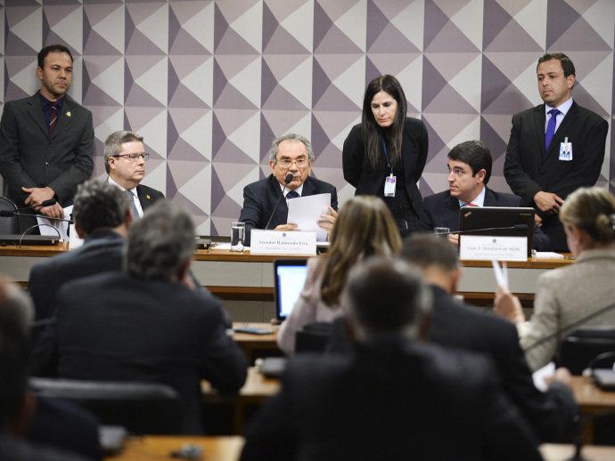Comissão do impeachment no Senado ouve três especialistas pró-governo