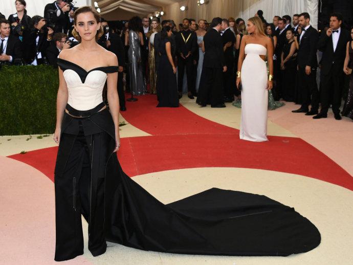 Emma Watson usa vestido feito de garrafas plásticas no baile do MET