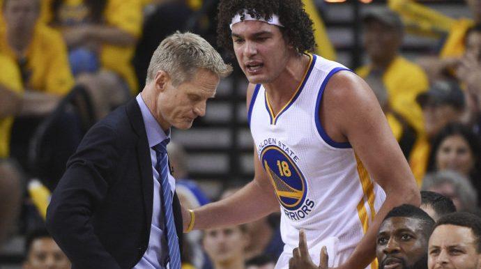 Varejão dá rasteira e é expulso na NBA: 'Playoff é assim'