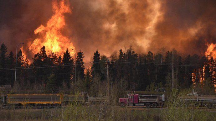 Incêndio no Canadá obriga evacuação de cidade inteira