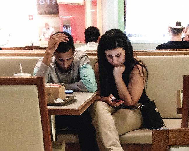 Uso de smartphone sinaliza satisfação (ou não) no relacionamento amoroso