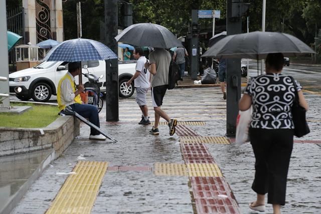 Sexta será de muito calor e pode chover em MS