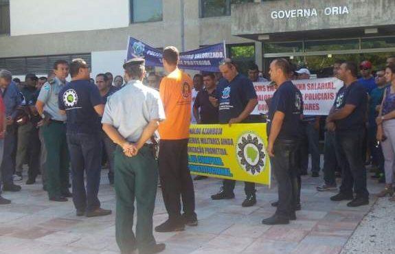 'Não aos duzentão': bombeiros e PMs se unem a civis para protestar contra governo