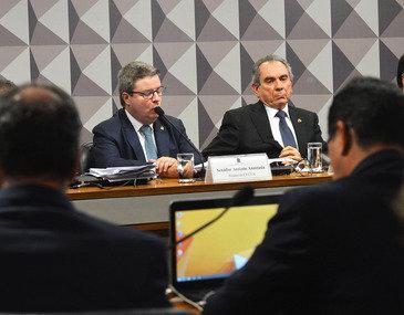 Comissão se reúne para votar parecer pró-impeachment