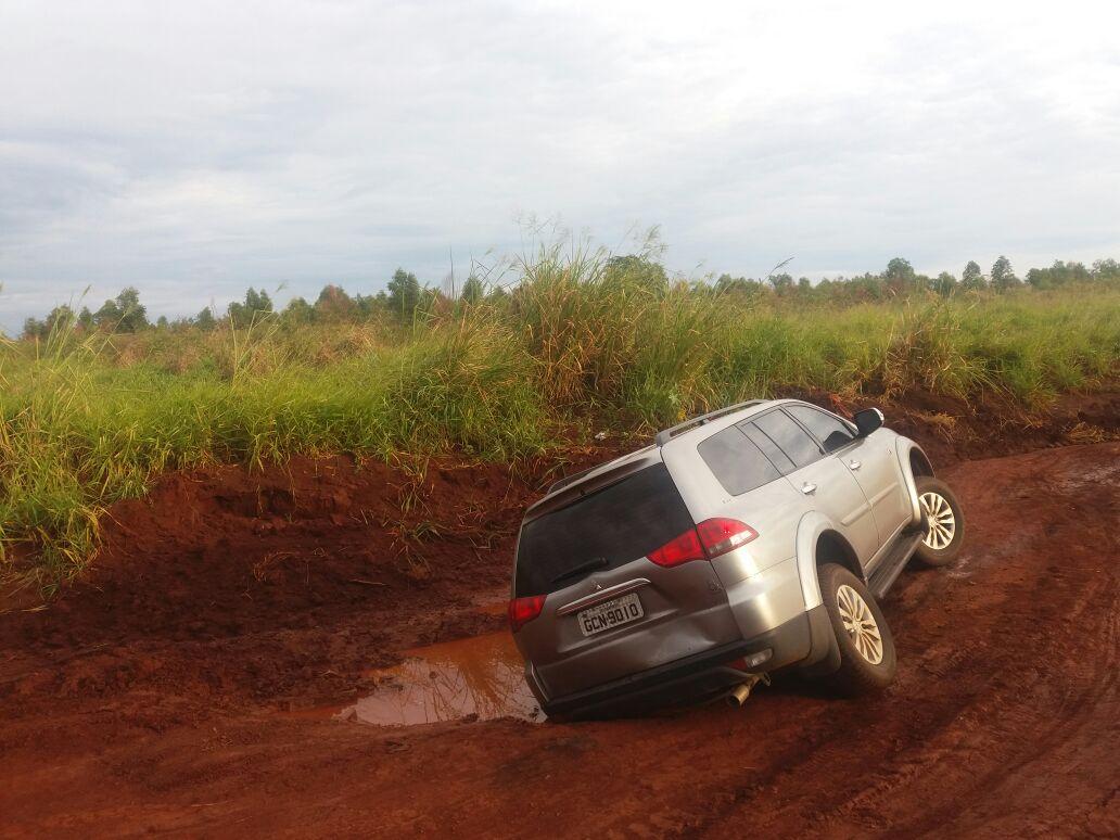 Carro atola e traficante deixa para trás quase 1 tonelada de maconha