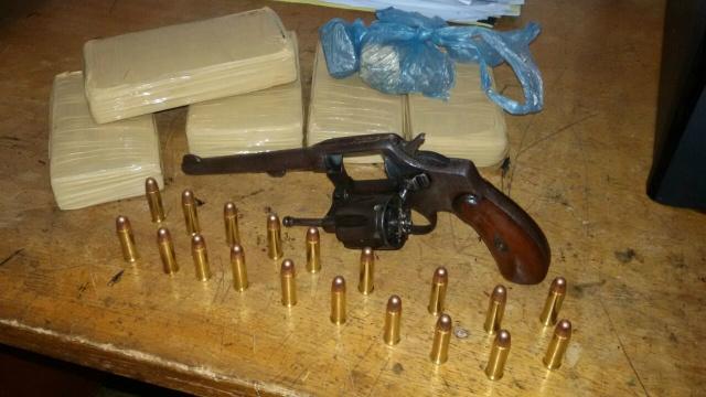 Menor é apreendido com revólver, munições e droga na bagagem