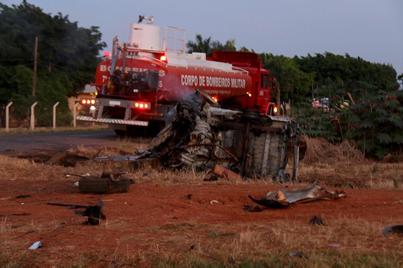 Jovem bate em mureta de concreto e morre carbonizado