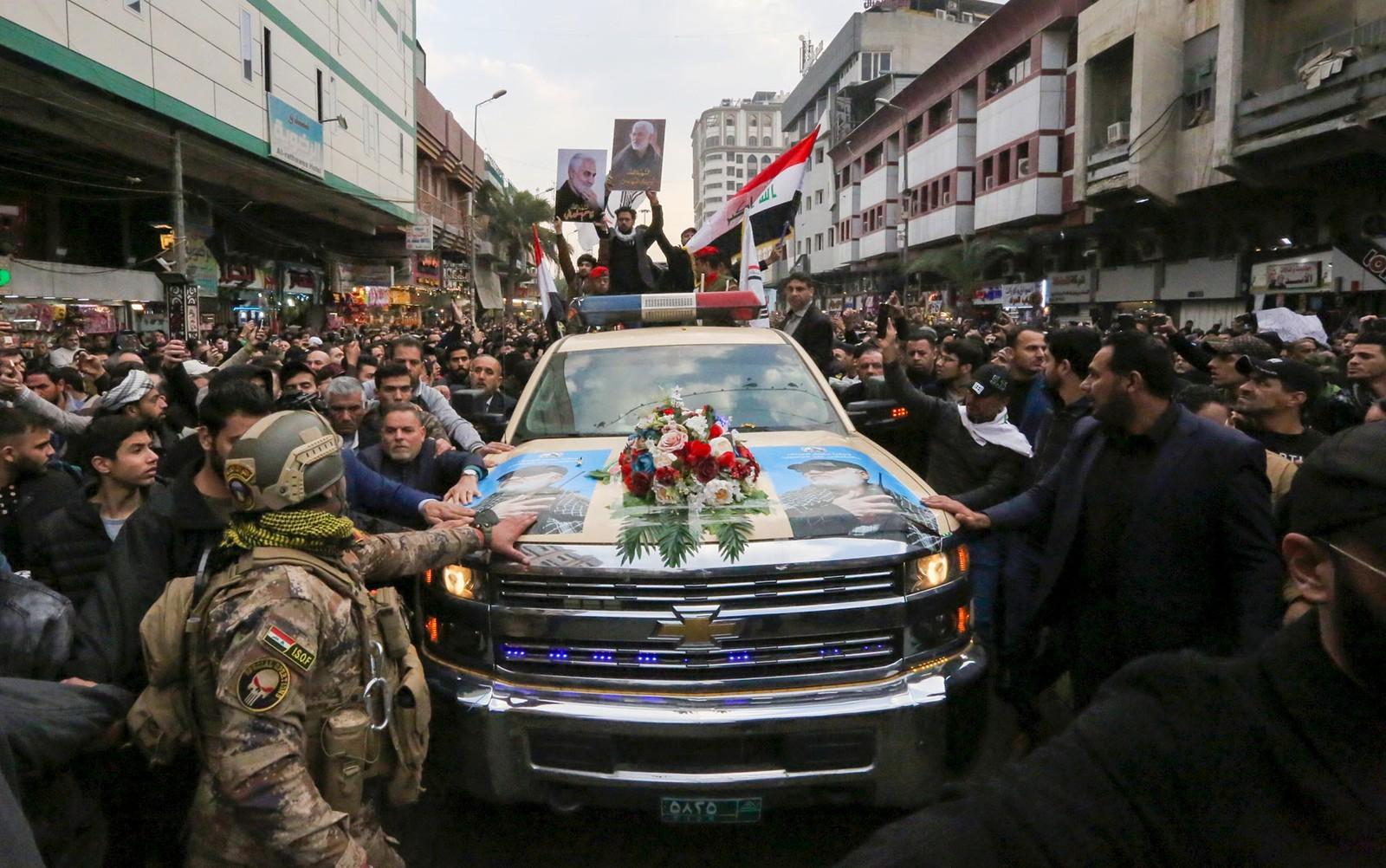 Milhares acompanham funeral de general iraniano