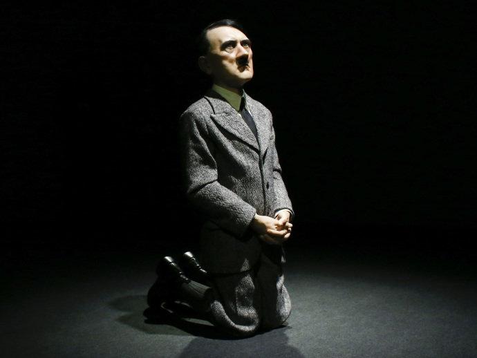 Estátua de Hitler, de Cattelan, é leiloada por R$ 60 milhões
