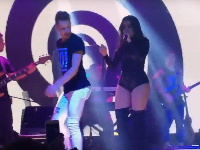 Anitta impede que segurança tire fã do palco e é acusada de armação