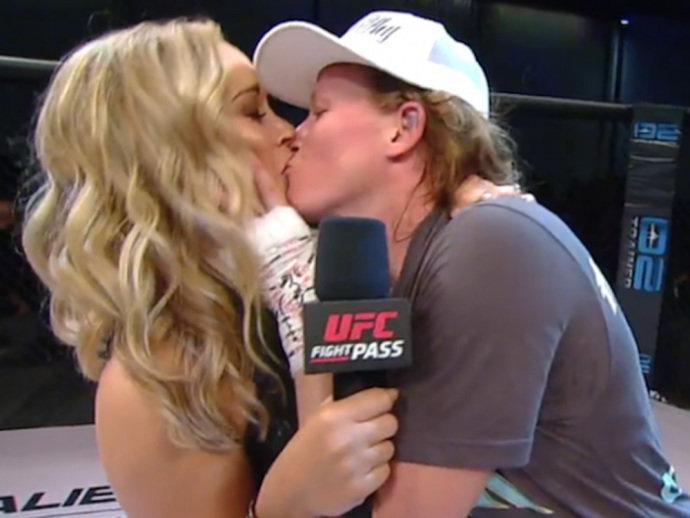 Campeã de MMA festeja cinturão com beijo em repórter