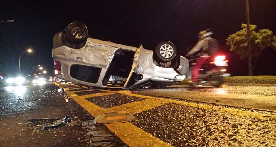 Capotamento em avenida deixa motorista ferido na capital